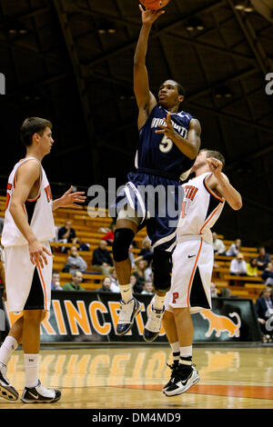 16. Dezember 2009 - Princeton, New Jersey, USA - 16. Dezember 2009: Monmouth Schutzvorrichtung Whitney Coleman #5 treibt die Spur während der Spielaktion zwischen die Monmouth Hawks und Princeton Tigers am Jadwin Gymnasium in Princeton, New Jersey statt. Die Monmouth Hawks Wanderwege die Princeton Tigers 20-17 bei der Hälfte. . Obligatorische Credit: Alan Maglaque / Southcreek Global (Kredit-Bild: © Southcreek Stockfoto