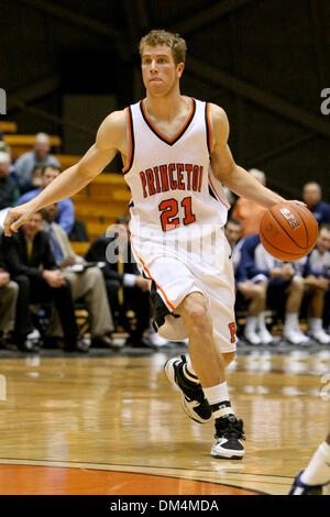 16. Dezember 2009 - Princeton, New Jersey, USA - 16. Dezember 2009: Princeton Guard Marcus Schröder #21 treibt die Spur während der Spielaktion zwischen die Monmouth Hawks und Princeton Tigers am Jadwin Gymnasium in Princeton, New Jersey statt. Die Princeton Tiger besiegte die Monmouth Hawks 46 - 42. . Obligatorische Credit: Alan Maglaque / Southcreek Global (Kredit-Bild: © Southcreek Globa Stockfoto