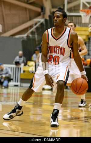 16. Dezember 2009 - Princeton, New Jersey, USA - 16. Dezember 2009: Princeton Guard Douglas Davis #20 arbeitet den Ball in die Gasse während der Spielaktion zwischen die Monmouth Hawks und Princeton Tigers am Jadwin Gymnasium in Princeton, New Jersey statt. Die Princeton Tiger besiegte die Monmouth Hawks 46 - 42. . Obligatorische Credit: Alan Maglaque / Southcreek Global (Kredit-Bild: © Southc Stockfoto