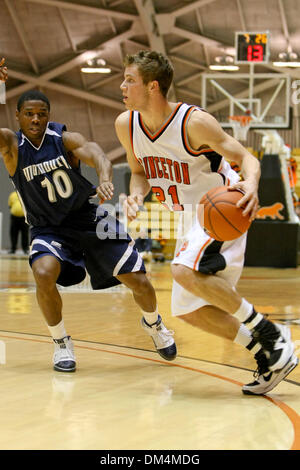 16. Dezember 2009 - Princeton, New Jersey, USA - 16. Dezember 2009: Princeton guard Marcus Schroeder #21works die Kugel in die Gasse während der Spielaktion zwischen der Monmouth Hawks und Princeton Tigers am Jadwin Gymnasium in Princeton, New Jersey. Die Princeton Tiger besiegte die Monmouth Hawks 46 - 42. . Obligatorische Credit: Alan Maglaque / Southcreek Global (Kredit-Bild: © Sout Stockfoto