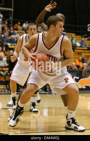 16. Dezember 2009 - Princeton, New Jersey, USA - 16. Dezember 2009: Princeton Wache Dan Mavraides #33 sucht ein Outlet Pass während der Spielaktion zwischen der Monmouth Hawks und Princeton Tigers am Jadwin Gymnasium in Princeton, New Jersey statt. Die Princeton Tiger besiegte die Monmouth Hawks 46 - 42. . Obligatorische Credit: Alan Maglaque / Southcreek Global (Kredit-Bild: © Southcreek Stockfoto