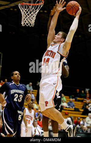 16. Dezember 2009 - Princeton, New Jersey, USA - 16. Dezember 2009: Princeton vorwärts Ian Hummer #34 in den Korb während der Spielaktion zwischen der Monmouth Hawks und Princeton Tigers fährt am Jadwin Gymnasium in Princeton, New Jersey statt. Die Princeton Tiger besiegte die Monmouth Hawks 46 - 42. . Obligatorische Credit: Alan Maglaque / Southcreek Global (Kredit-Bild: © Southcreek Glob Stockfoto