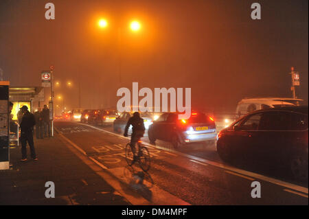 Twickenham, London, UK. 11. Dezember 2013. Feierabendverkehr als Twickenham ist in Nebel getaucht. Bildnachweis: Matthew Chattle/Alamy Live-Nachrichten Stockfoto