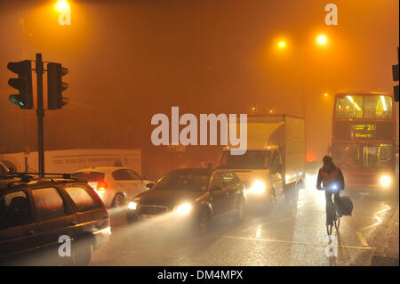 Twickenham, London, UK. 11. Dezember 2013. Feierabendverkehr als Twickenham ist in Nebel getaucht. Bildnachweis: Matthew Chattle/Alamy Live-Nachrichten Stockfoto