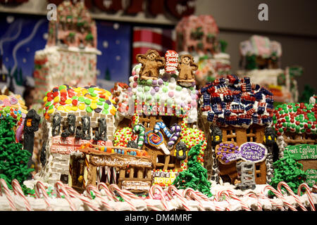 New York, USA. 1. Dezember 2013. Lebkuchen Häuser Form eine gesamte Gingerbead-Dorf in New York, USA, 1. Dezember 2013. Foto: CHRISTINA HORSTEN/Dpa/Alamy Live News Stockfoto