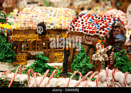 New York, USA. 1. Dezember 2013. Lebkuchen Häuser Form eine gesamte Gingerbead-Dorf in New York, USA, 1. Dezember 2013. Foto: CHRISTINA HORSTEN/Dpa/Alamy Live News Stockfoto