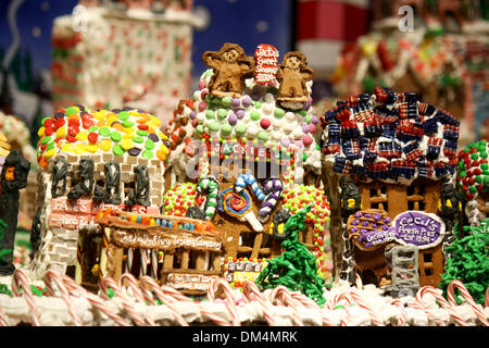 New York, USA. 1. Dezember 2013. Lebkuchen Häuser Form eine gesamte Gingerbead-Dorf in New York, USA, 1. Dezember 2013. Foto: CHRISTINA HORSTEN/Dpa/Alamy Live News Stockfoto