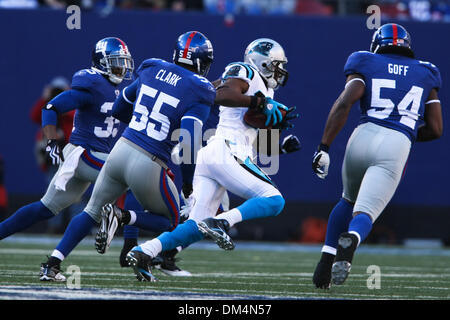 27. Dezember 2009 - East Rutherford, New Jersey, USA - 27. Dezember 2009: Carolina Panthers Runningback Jonathan Stewart #28 verfolgt durch die New York Giants Linebacker Jonathan Goff und New York Giants Linebacker Danny Clark #55 während des Spiels zwischen den Carolina Panthers und der New York Giants im Giants Stadium in East Rutherford, New Jersey.  Die Panthers führt die Giants 24-0 in der Stockfoto