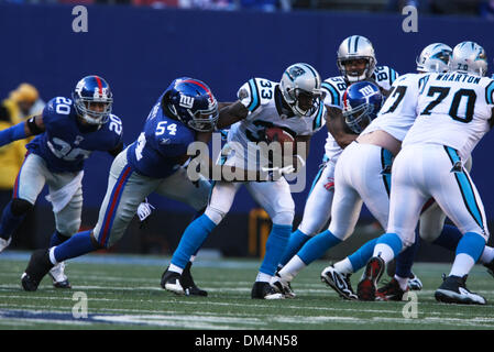 27. Dezember 2009 - East Rutherford, New Jersey, USA - 27. Dezember 2009: Carolina Panthers Runningback Mike Goodson #33 ist von New York Giants Linebacker Jonathan Goff #54 während des Spiels zwischen den Carolina Panthers und der New York Giants im Giants Stadium in East Rutherford, New Jersey in Angriff genommen.  Die Panthers führt die Riesen 24-0 in der Mitte... Obligatorische Credit - Alan Maglaque / Southc Stockfoto