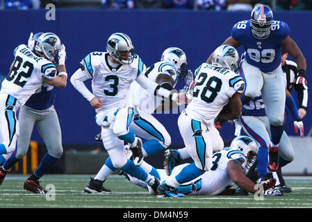 27. Dezember 2009 - East Rutherford, New Jersey, USA - 27. Dezember 2009: Carolina Panthers Quarterback Matt Moore #3 übergibt den Ball an Carolina Panthers Runningback Jonathan Stewart #28 und wird betrieben durch die New York Giants defensive End Chris Canty #99 während des Spiels zwischen den Carolina Panthers und der New York Giants im Giants Stadium in East Rutherford, New Jersey.  Die Panthers l Stockfoto