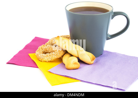 Tasse Tee, Kekse und Zwieback isoliert auf weißem Hintergrund. Stockfoto