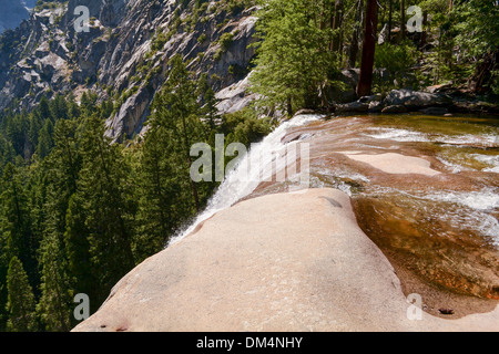 Spitze der Vernal Falls, Yosemite-Nationalpark, Kalifornien am Wegesrand Nebel aus betrachtet Stockfoto