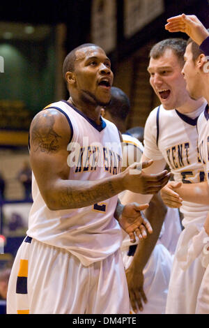 20. Februar 2010: Kent State Golden Blitze Chris Singletary (2) ist nach seinem Tor das Spiel zu gewinnen Punkte während der NCAA College-Basketball-Spiel zwischen der Western Carolina Catamounts und die Kent State Golden blinkt im Center M.A.C in Kent, Ohio von Teamkollegen gratulierte.  Kent State besiegt Western Carolina 74-72 um ihren 20. Sieg der Saison in dieser E-Kerbe Stockfoto