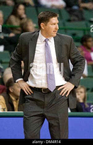 27. Februar 2010: Wright State Raiders head Coach Brad Brownell während der NCAA College Basketball-Spiel zwischen der Wright State Raiders und die Cleveland State Wikinger am Wolstein Center auf dem Campus der Cleveland State University in Cleveland, Ohio.  Die Cleveland State Wikinger verärgert die Wright State Raiders 68-63. . Obligatorische Credit: Frank Jansky / Southcreek (Rahmenkredit Stockfoto
