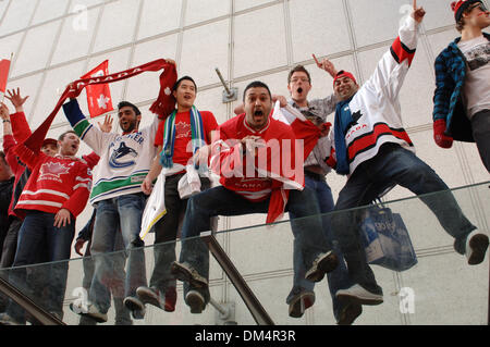 28. Februar 2010 - Vancouver, British Columbia, Kanada - Kanadier feiern Kanadas Hockey Team Goldmedaille Sieg über USA Hockey-Team an Olympischen Winterspielen 2010 in Downtown Vancouver.  (Kredit-Bild: © Sergej Bachlakov/ZUMApress.com) Stockfoto