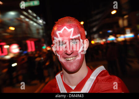 28. Februar 2010 - Vancouver, British Columbia, Kanada - Kanadier feiern Kanadas Hockey Team Goldmedaille Sieg über USA Hockey-Team an Olympischen Winterspielen 2010 in Downtown Vancouver.  (Kredit-Bild: © Sergej Bachlakov/ZUMApress.com) Stockfoto