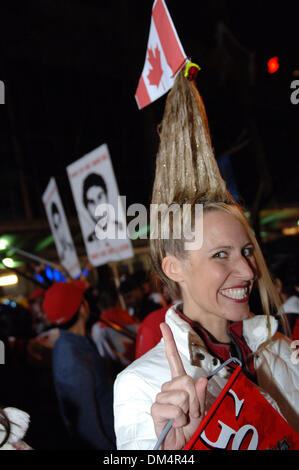 28. Februar 2010 - Vancouver, British Columbia, Kanada - Kanadier feiern Kanadas Hockey Team Goldmedaille Sieg über USA Hockey-Team an Olympischen Winterspielen 2010 in Downtown Vancouver.  (Kredit-Bild: © Sergej Bachlakov/ZUMApress.com) Stockfoto