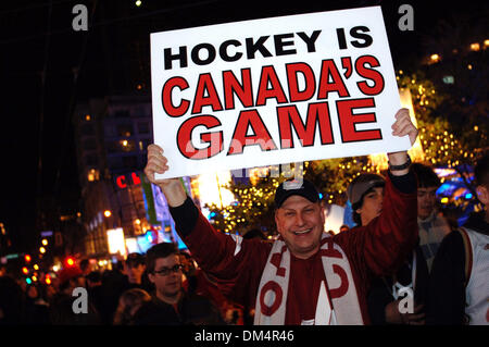 28. Februar 2010 - Vancouver, British Columbia, Kanada - Kanadier feiern Kanadas Hockey Team Goldmedaille Sieg über USA Hockey-Team an Olympischen Winterspielen 2010 in Downtown Vancouver.  (Kredit-Bild: © Sergej Bachlakov/ZUMApress.com) Stockfoto