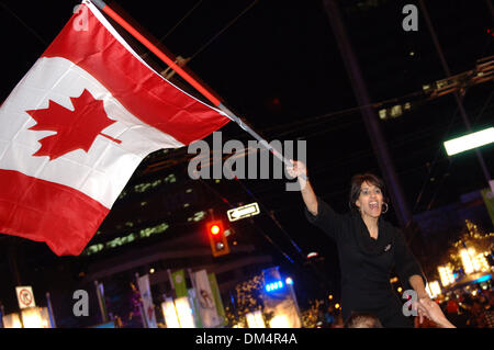 28. Februar 2010 - Vancouver, British Columbia, Kanada - Kanadier feiern Kanadas Hockey Team Goldmedaille Sieg über USA Hockey-Team an Olympischen Winterspielen 2010 in Downtown Vancouver.  (Kredit-Bild: © Sergej Bachlakov/ZUMApress.com) Stockfoto