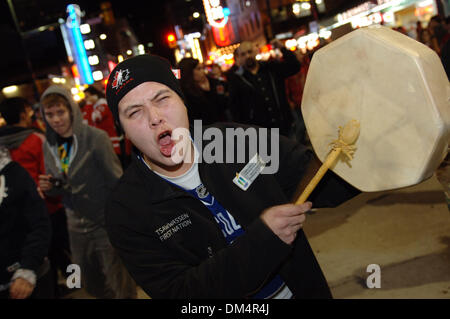 28. Februar 2010 - Vancouver, British Columbia, Kanada - Kanadier feiern Kanadas Hockey Team Goldmedaille Sieg über USA Hockey-Team an Olympischen Winterspielen 2010 in Downtown Vancouver.  (Kredit-Bild: © Sergej Bachlakov/ZUMApress.com) Stockfoto