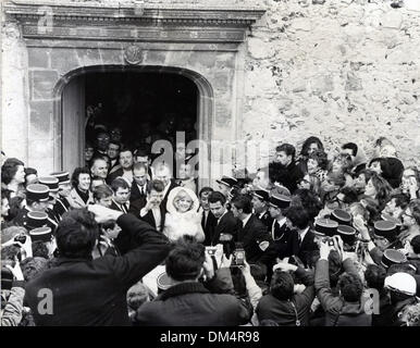 12. April 1965 - Loconville, Frankreich - Brautpaar JOHNNY HALLYDAY und SYLVIE VARTAN verlassen die Kirche, die, der Sie in verheiratet waren, während eine massive Menge Uhren. (Kredit-Bild: © KEYSTONE Pictures/ZUMAPRESS.com) Stockfoto