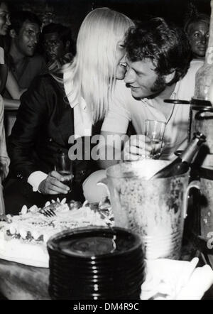 18. August 1967 sind - Paris, Frankreich - SYLVIE VARTAN und JOHNNY HALLYDAY in einem Nachtclub Vartans 23. Geburtstag feiert. (Kredit-Bild: © KEYSTONE Pictures/ZUMAPRESS.com) Stockfoto