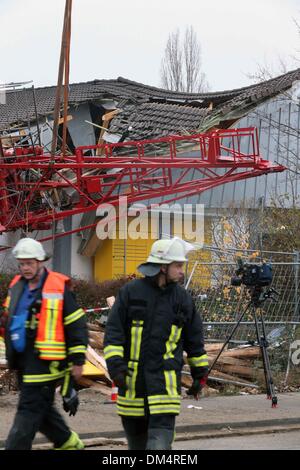 Frankfurt am Main, Deutschland. 11. Dezember 2013. Retter arbeitest du an einem Kran Unfallstelle in der deutschen Stadt Bad-Homburg in der Nähe von Frankfurt am Main, 11. Dezember 2013. Ein Baukran stürzte auf einen Supermarkt in der deutschen Stadt Bad-Homburg in der Nähe von Frankfurt am Mittwoch, wodurch mindestens ein toter und mehrere Verwundete, berichteten lokale Medien. Bildnachweis: Luo Huanhuan/Xinhua/Alamy Live-Nachrichten Stockfoto