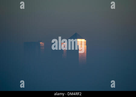 London, UK. 11. Dezember 2013. Dichter Nebel schließt den Blick auf die Skyline von London aus East London. Nebel verursacht Verspätungen und Stornierungen an Flughäfen Heathrow und London City am Mittwoch, 11. Dezember 2013, London, UK. Bildnachweis: Kaan Diskaya/Alamy Live-Nachrichten Stockfoto