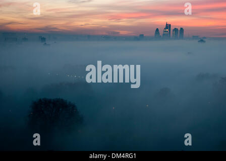 London, UK. 11. Dezember 2013. Dichter Nebel schließt den Blick auf die Skyline von London aus East London. Nebel verursacht Verspätungen und Stornierungen an Flughäfen Heathrow und London City am Mittwoch, 11. Dezember 2013, London, UK. Bildnachweis: Kaan Diskaya/Alamy Live-Nachrichten Stockfoto