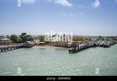 Yarmouth Hafen und die Burg aus der Wightlink Fähre auf den Ansatz auf der Isle Of Wight, England, UK Stockfoto