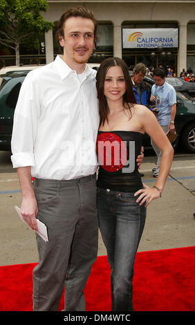 8. Juni 2002 - Los Angeles, Kalifornien - SCOOBY-DOO Weltpremiere. BEI GRAUMANS CHINESE THEATRE LOS ANGELES, KALIFORNIEN. LINDA CARDELLINI UND DATUM JASON. FITZROY BARRETT / 08.06.2002 K25233FB (D) (Kredit-Bild: © Globe Photos/ZUMAPRESS.com) Stockfoto