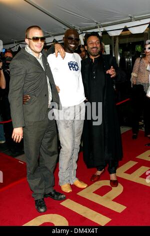 8. September 2002 - Toronto, Kanada - die vier Federn GALA-PREMIERE. AUF DEM TORONTO INTERNATIONAL FILMFESTIVAL. IN DER ROY THOMSON HALL IN TORONTO, KANADA. HEATH LEDGER, DJIMON HOUNSOU UND REGISSEUR SHEKHAR KAPUR. FITZROY BARRETT / 08.09.2002 K26026FB (D) (Kredit-Bild: © Globe Photos/ZUMAPRESS.com) Stockfoto