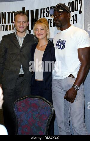 8. September 2002 - Toronto, Kanada - die vier Federn Pressekonferenz. AUF DEM TORONTO INTERNATIONAL FILMFESTIVAL. IM FOUR SEASONS HOTEL IN TORONTO, KANADA. HEATH LEDGER, KATE HUDSON UND DJIMON HOUNSOU. FITZROY BARRETT / 08.09.2002 K26026FB (D) (Kredit-Bild: © Globe Photos/ZUMAPRESS.com) Stockfoto