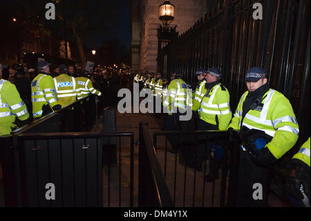 London, UK. 11. Dezember 2013. Malet Street, London, UK. Rund 2000 demonstrierten Studenten in Bloomsbury Protest gegen Polizei dürfen auf dem Campus. Sie marschierten dann durch die Londoner begleitet von einer starken Polizeipräsenz. Bildnachweis: Lee Thomas/Alamy Live-Nachrichten Stockfoto