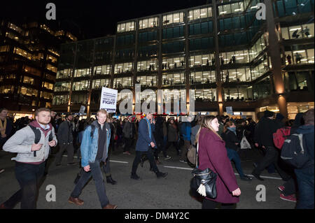 London, UK. 11. Dezember 2013. Malet Street, London, UK. Rund 2000 demonstrierten Studenten in Bloomsbury Protest gegen Polizei dürfen auf dem Campus. Sie marschierten dann durch die Londoner begleitet von einer starken Polizeipräsenz. Bildnachweis: Lee Thomas/Alamy Live-Nachrichten Stockfoto