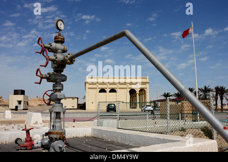 Ölquelle Nummer 1 im Vordergrund mit dem Öl-Museum im Hintergrund, Bahrain Stockfoto