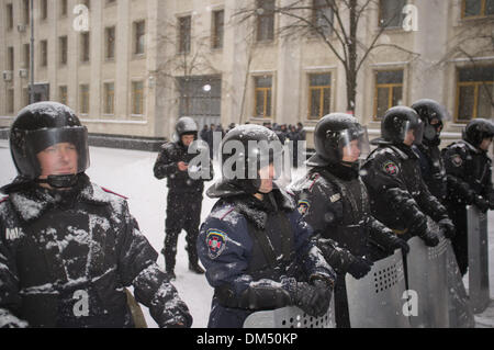 Kiew, Ukraine. 11. Dezember 2013. Miliz "Berkut" verteidigen den Präsidentenpalast Komplex am 11. Dezember 2013 in Kiew, Ukraine. Bildnachweis: Jonatha Borzicchi Redaktion/Alamy Live-Nachrichten Stockfoto