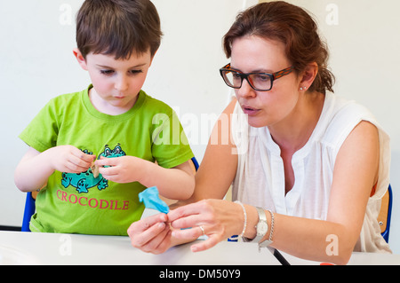 Erwachsene und Kinder basteln Stockfoto