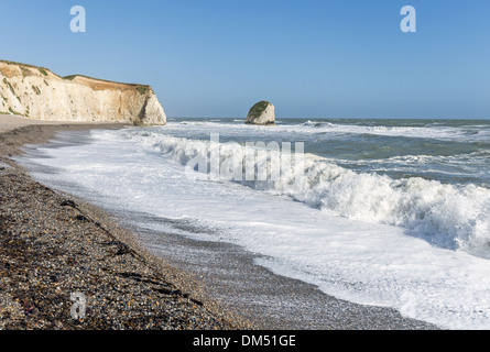 Wellen an Freshwater Bay mit den Kreidefelsen und Hirsch Rock auf der Isle Of Wight Stockfoto