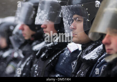 Kiew, Ukraine. 11. Dezember 2013. Miliz "Berkut" verteidigen den Präsidentenpalast Komplex am 11. Dezember 2013 in Kiew, Ukraine. Bildnachweis: Jonatha Borzicchi Redaktion/Alamy Live-Nachrichten Stockfoto