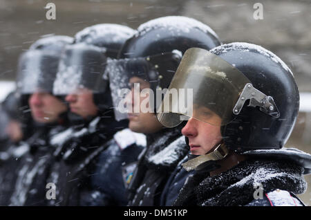 Kiew, Ukraine. 11. Dezember 2013. Miliz "Berkut" verteidigen den Präsidentenpalast Komplex am 11. Dezember 2013 in Kiew, Ukraine. Bildnachweis: Jonatha Borzicchi Redaktion/Alamy Live-Nachrichten Stockfoto