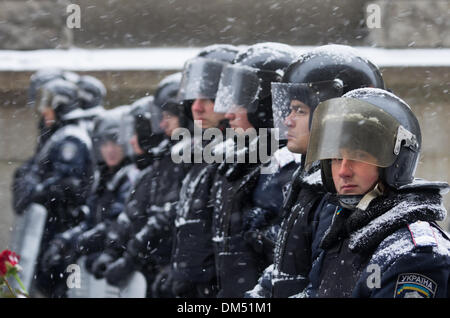 Kiew, Ukraine. 11. Dezember 2013. Miliz "Berkut" verteidigen den Präsidentenpalast Komplex am 11. Dezember 2013 in Kiew, Ukraine. Bildnachweis: Jonatha Borzicchi Redaktion/Alamy Live-Nachrichten Stockfoto