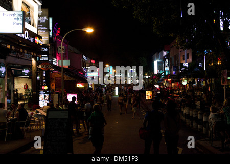 Straßenszene in Holland Village, Singapur, in der Nacht. Februar 2013. Stockfoto