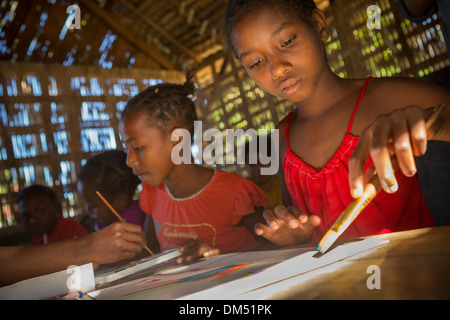 Kinder malen im Kunstunterricht in Vatomandry Bezirk, Madagaskar. Stockfoto