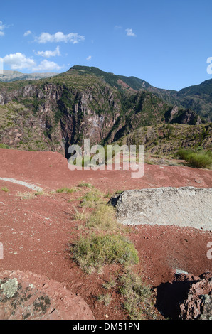 Eisenoxid Felsformationen und die Schlucht des Daluis Schlucht Haut-Var Alpes-Maritimes, Frankreich Stockfoto