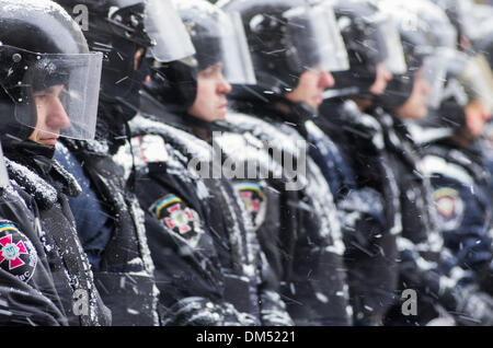 Kiew, Ukraine. 11. Dezember 2013. Miliz "Berkut" verteidigen den Präsidentenpalast Komplex am 11. Dezember 2013 in Kiew, Ukraine. Bildnachweis: Jonatha Borzicchi Redaktion/Alamy Live-Nachrichten Stockfoto