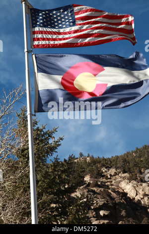 Vereinigte Staaten von Amerika Flagge und der Zustand von Kolorado Flagge gegen die Rockie Mountains Stockfoto