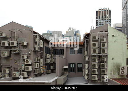 Klimaanlagen auf der Außenseite eines Gebäudes in Chinatown, Singapur. Stockfoto