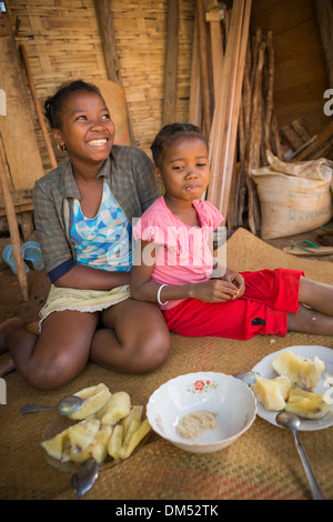 Mädchen Mahlzeit eine von Manioka in Fenerive Est Bezirk, Madagaskar. Stockfoto