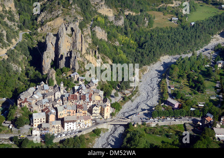 Luftbild von Péone oder Peone Alpendorf und Var-Tal & Flussbett Haut-Var Alpes-Maritimes, Frankreich Stockfoto